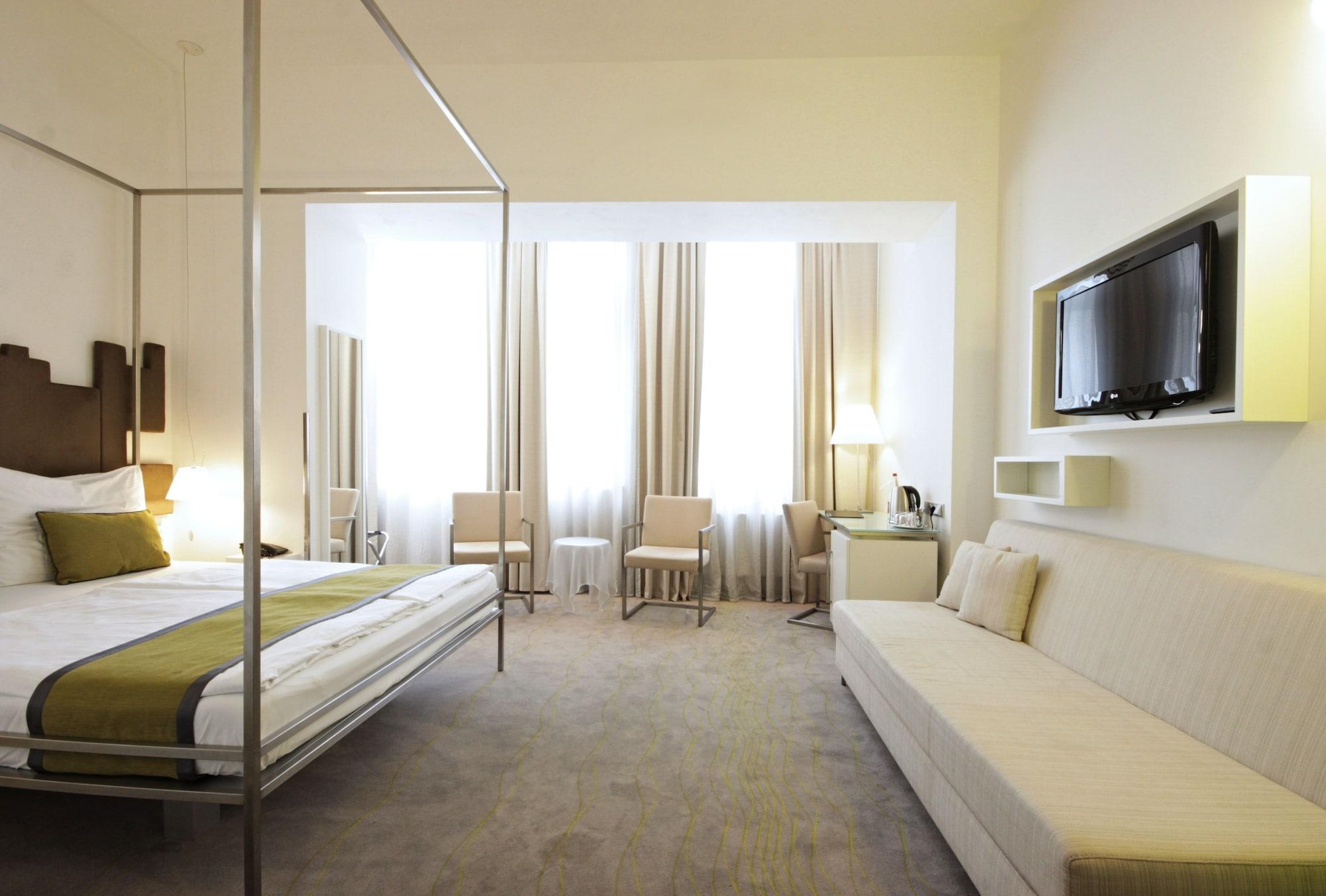 Pure White 4* Prag